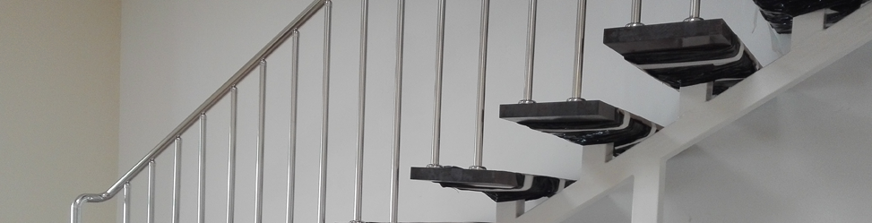 металлические ограждения для лестниц, купить стальные лестничные ограждения в Москве от производителя, ограждения для лестниц из металла,  цена от 2950 рублей за погонный метр